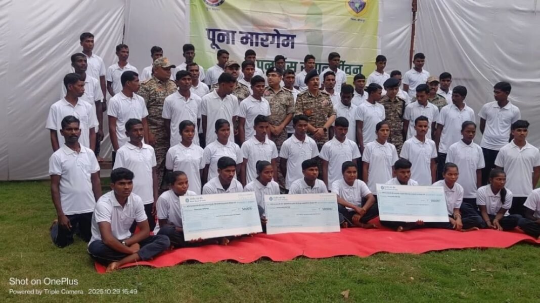 Maoists surrender : 66 लाख के इनामी 51 माओवादी हुए सरेंडर, 2025 में अब तक 460 से ज्यादा ने छोड़ी नक्सल राह