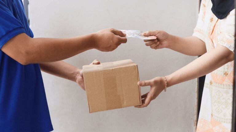 Cash on Delivery : ई-कॉमर्स पर कैश ऑन डिलीवरी में एक्स्ट्रा चार्ज का आरोप, सरकार ने जांच शुरू की