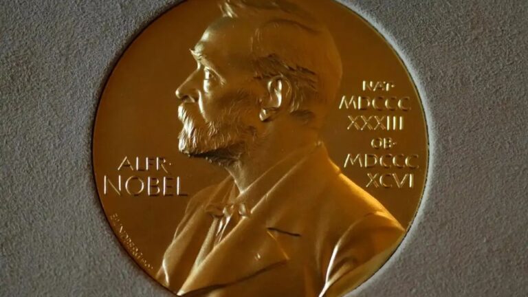 Nobel Prize : फिजिक्स का नोबेल पुरस्कार 2025 : अमेरिकी वैज्ञानिकों को क्वांटम टनलिंग की खोज के लिए सम्मान