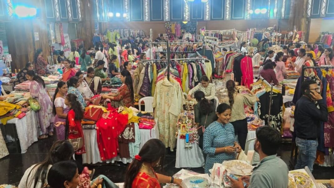 Sangini Women’s Club : दीप, साड़ी, नाश्ता और मेहंदी – संगिनी महिला मंडल का मेला बना ‘वन-स्टॉप फेस्टिव हब