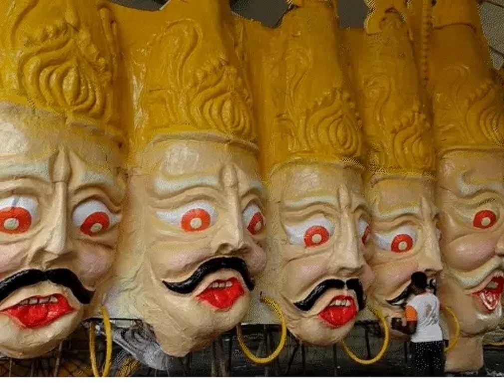 Raipur News: रायपुर में 110 फीट ऊंचे रावण के पुतले के लिए कड़ी सुरक्षा: 24 घंटे तैनात रहेंगे बंदूकधारी जवान, ट्रेनों की रफ्तार भी होगी धीमी