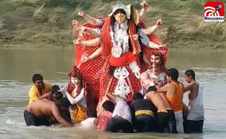 नम आँखों से मां दुर्गा को विदाई : विजयादशमी पर 176 प्रतिमाओं का विसर्जन, महादेव घाट पर उमड़ा भक्ति का सैलाब…