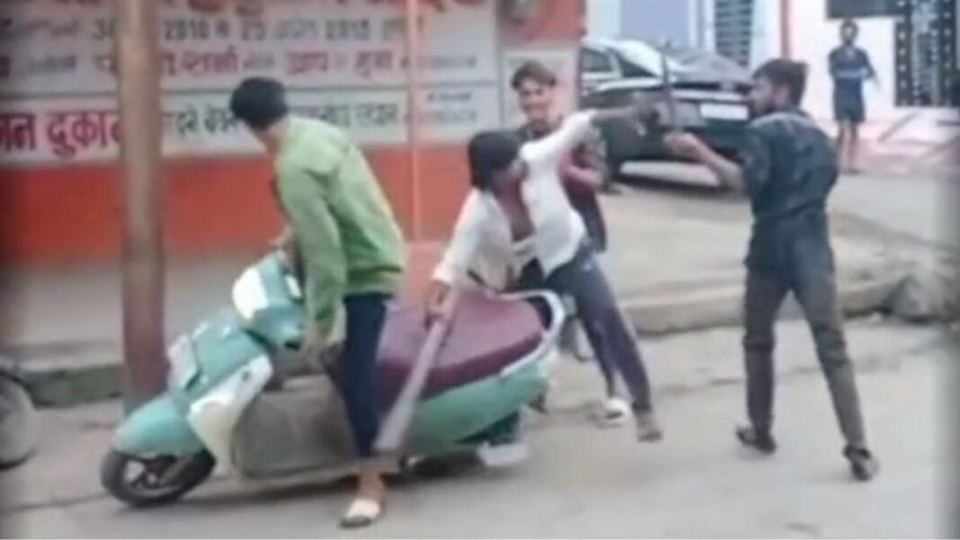 Indore-Dwarkapuri viral video : इंदौर द्वारकापुरी में ई-रिक्शा चालक और युवकों के बीच विवाद, आरोपियों को हिरासत में लिया