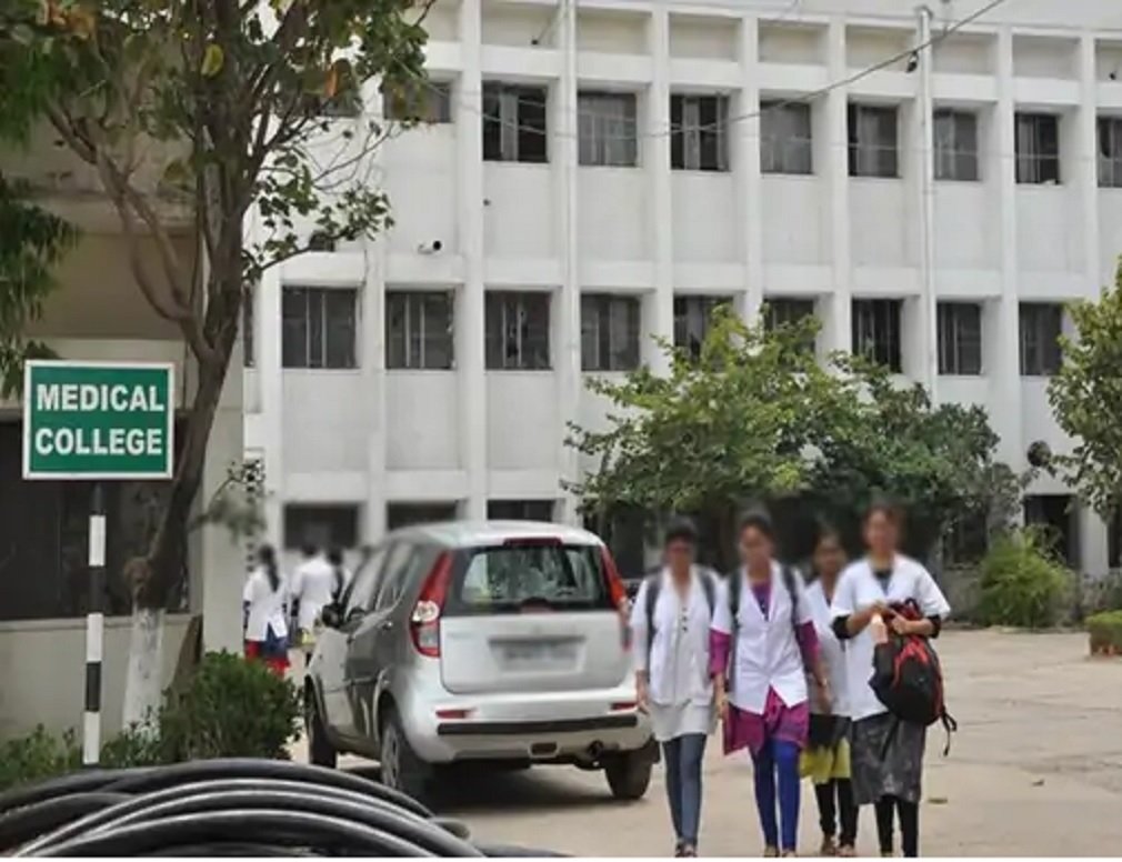 NEET-PG State Counselling : NEET-PG में 25 लाख की अनिवार्यता पर विवाद: कई डॉक्टर छोड़ रहे सीट, सरकार नियम बदलने की तैयारी में