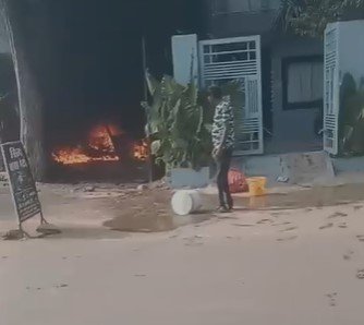 Gwalior News : ग्वालियर के गैराज में भीषण आग: सिलेंडर फटने से दो कारें खाक, फायर ब्रिगेड ने समय रहते संभाला हालात”