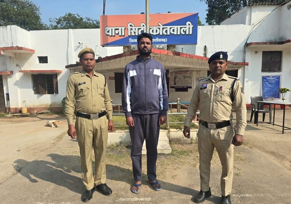 Jashpur Crime :जशपुर पुलिस ने हरियाणा से शराब तस्कर कर्ण उर्फ बाबू शर्मा को गिरफ्तार, 24 हजार लीटर अवैध अंग्रेजी शराब की तस्करी का किया खुलासा