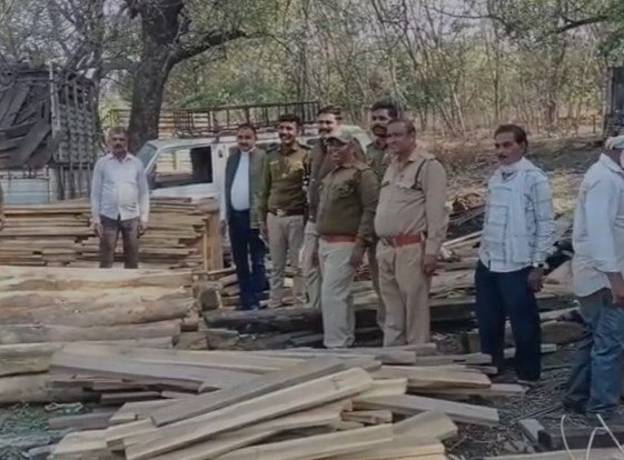 Khandva News: खंडवा में वन विभाग की बड़ी कार्रवाई, पांच घरों से डेढ़ लाख की सागौन की लकड़ियां जब्त…
