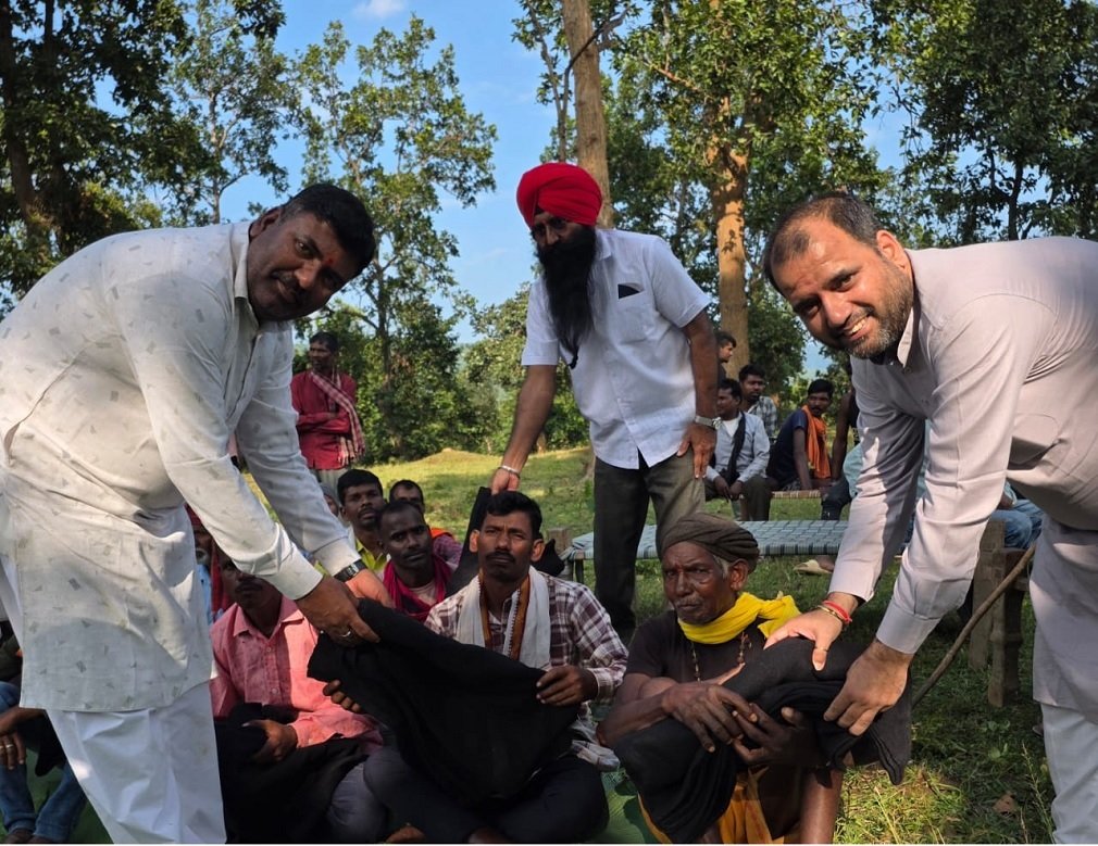 CG NEWS : वन ग्राम आमा खोल में संघ के ग्राम विकास विभाग द्वारा कंबल वितरण कार्यक्रम सम्पन्न, ग्रामीणों ने पारंपरिक नृत्य से किया स्वागत