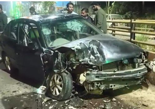 CG ACCIDENT : दो कारों की जोरदार भिड़ंत: रॉन्ग साइड से आ रही कार ने मारी जोरदार टक्कर, 7 लोग घायल, 4 की हालत गंभीर