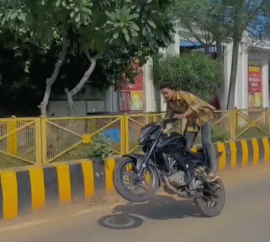 Gwalior News : युवक ने सड़क पर किया खतरनाक बाइक स्टंट, वीडियो वायरल होने पर पुलिस की तलाश शुरू
