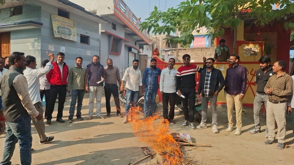 Shajapur News:पूर्व विधायक कुणाल चौधरी का पुतला दहन, प्रदर्शनकारियों ने की माफी की मांग, नारेबाजी से माहौल गर्म