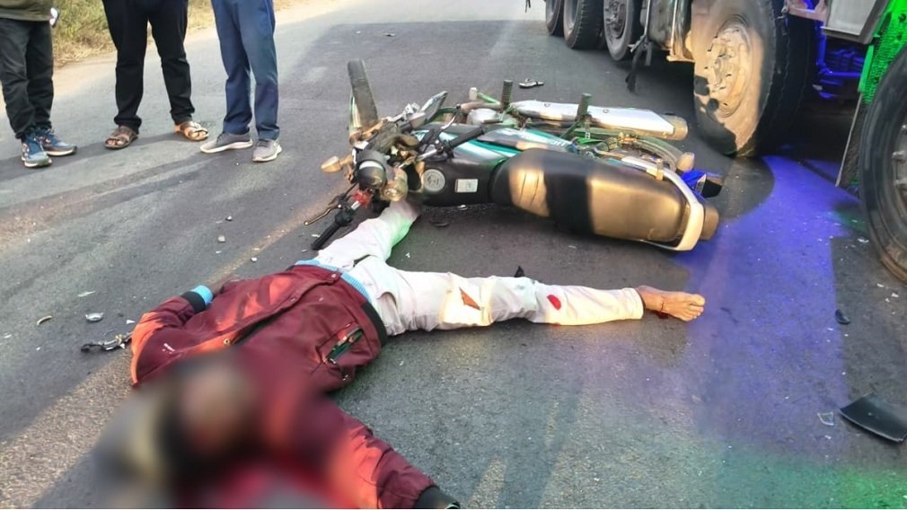 CG Accident News : ट्रक ने बाइक सवार को मारी टक्क, मौके पर तोड़ा दम, चालक गिरफ्तार