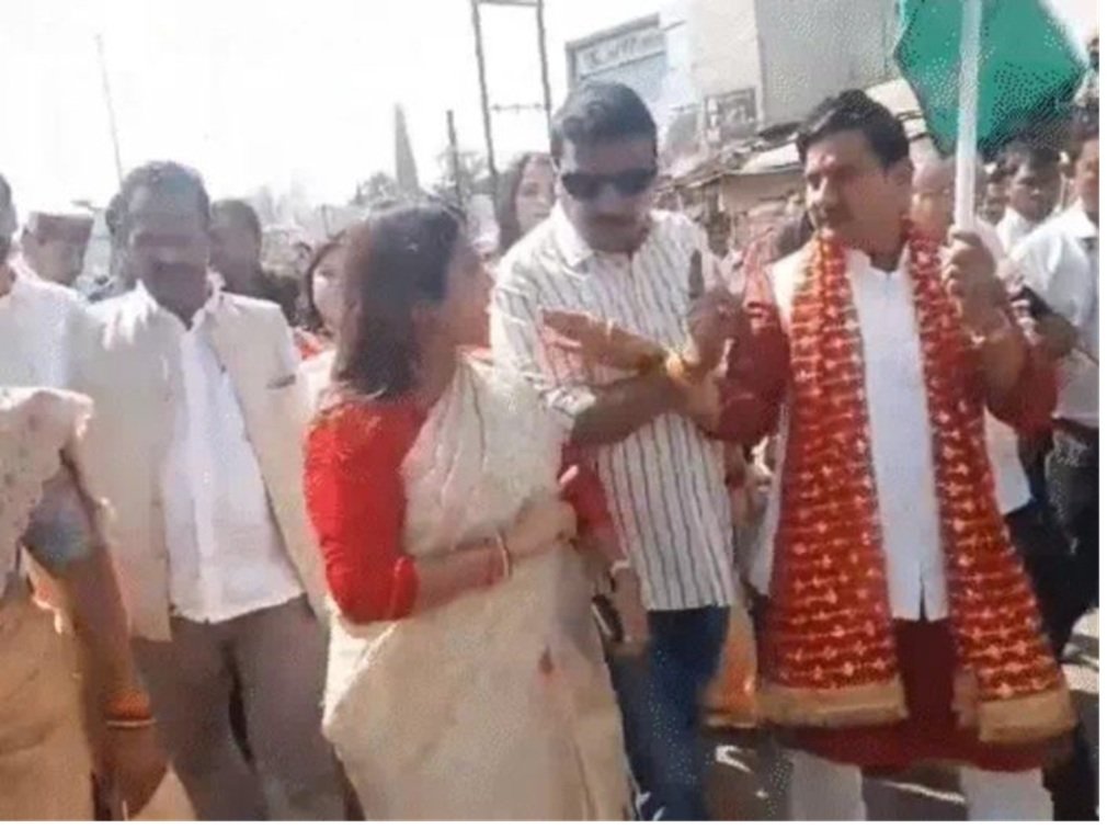 CG NEWS : केंद्रीय मंत्री के सामने भिड़ गई प्रदेश मंत्री और विधायक सुशांत शुक्ला, देख लेने की दे दी धमकी