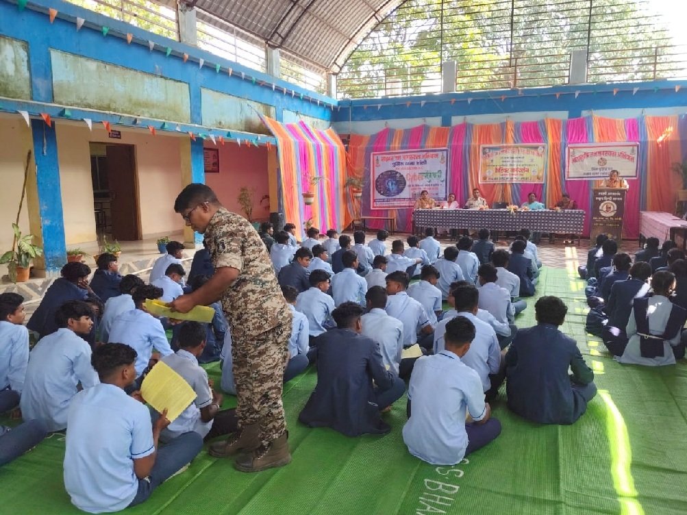 Bacheli News : भांसी थाना प्रभारी ने शाला में चलाया जागरूकता अभियान, छात्रों को दिलाई यातायात नियमों व नशा मुक्ति की शपथ