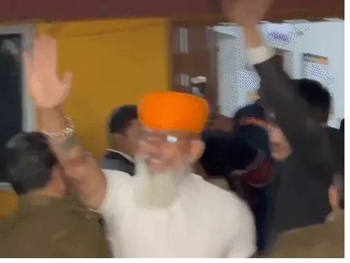 Dr. Raj Shekhawat : रायपुर में करणी सेना के अध्यक्ष शेखावत ने दी गिरफ्तारी: तोमर मामले में पुलिसकर्मियों को धमकी देने का आरोप, मौदहापारा थाने के बाहर जुटी भीड़