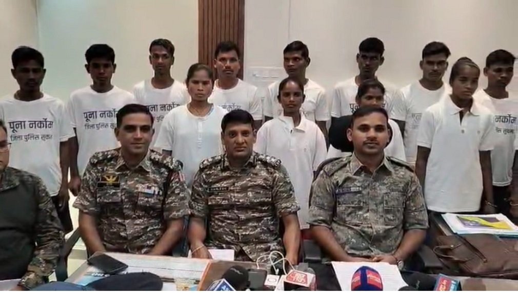 CG Breaking News : 5 महिलाओं समेत 15 सक्रिय माओवादियों ने किया सरेंडर, 48 लाख का घोषित था इनाम