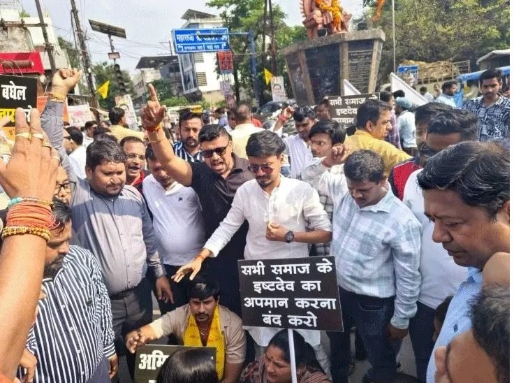 Chhattisgarh Mahatari Statue : रायपुर में बड़ा बवाल: अमित बघेल के बयान पर सिंधी-अग्रवाल समाज का चक्काजाम, गिरफ्तारी की मांग तेज