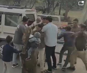 Singrauli News : सिंगरौली में न्याय की तलाश में पहुँचा परिवार बना आरोपी, कलेक्टर परिसर के भीतर पुलिसिया कार्रवाई पर सवालों की बौछार..