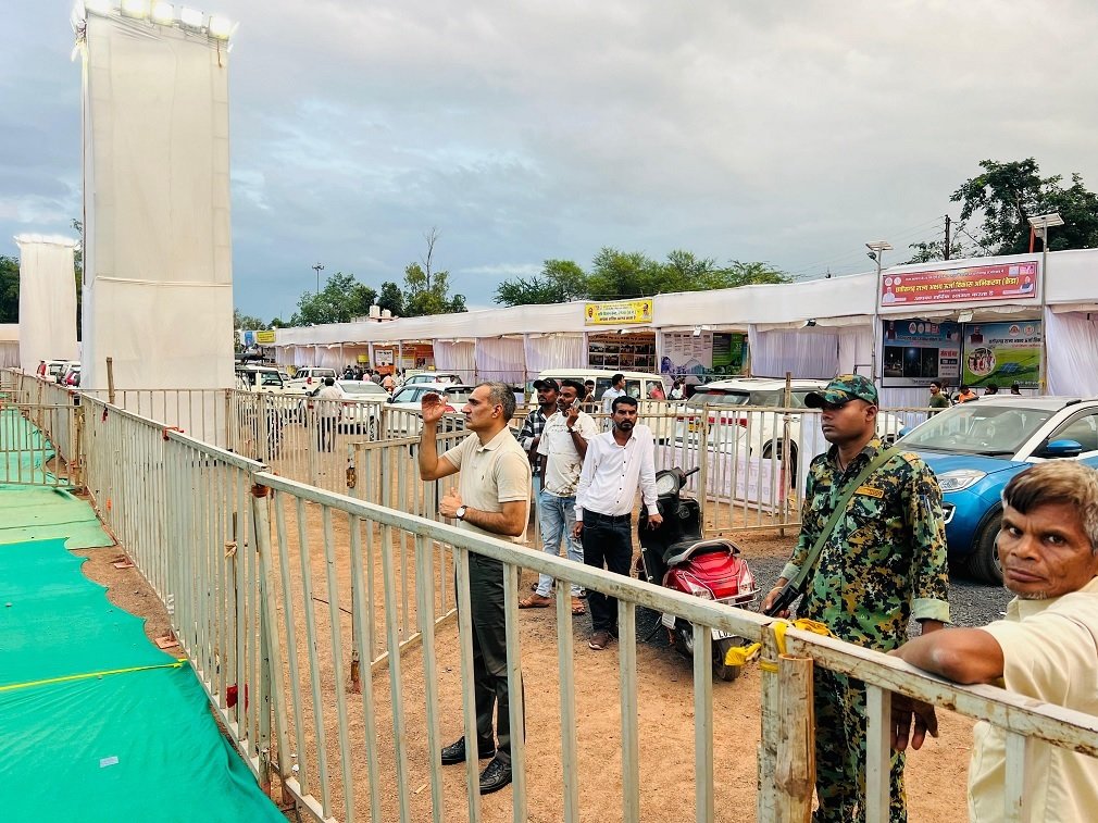 Bemetra News: छत्तीसगढ़ रजत राज्योत्सव का आगाज : कलेक्टर रणबीर शर्मा ने लिया तैयारियों का जायजा — लोकरंग अर्जुन्दा आज, आरू साहू 3 नवंबर और नितिन दुबे 4 नवंबर को अपनी संगीतमय प्रस्तुति से समां बाँधेंगे