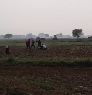Morena Crime : जमीन विवाद पर चला लाठी-तलवार से हमला: एक ही परिवार के तीन लोग घायल, वीडियो सोशल मीडिया पर वायरल
