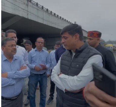 Indore News : नई बनी सड़क पर खुदाई से भड़के महापौर, बोले– “पहले सोच लेते, अब खुदाई कहां की समझदारी?”, देखें वीडियो