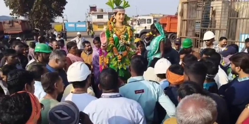 CG NEWS : नेशनल हाइवे पर महतारी मूर्ति लगाने पहुंचे किसान मोर्चा के 6 सदस्य गिरफ्तार