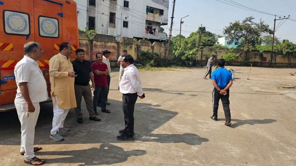 Raipur News : इंडोर स्टेडियम में गंदगी पर सभापति का सख्त एक्शन: ठेकेदार को ब्लैकलिस्ट करने की चेतावनी!