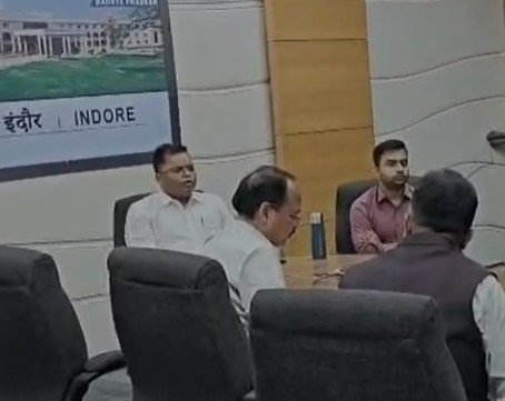 Indore News : जनजातीय गौरव दिवस की तैयारी की समीक्षा बैठक, कलेक्टर शिवम वर्मा ने दिए आवश्यक निर्देश