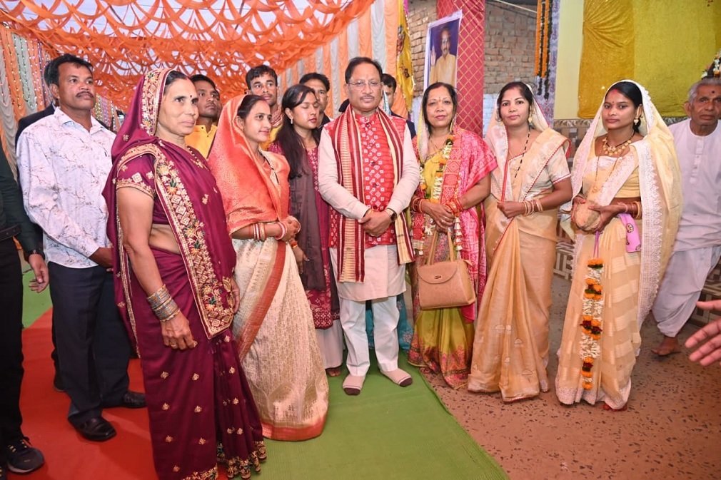 CG NEWS : मुख्यमंत्री विष्णु देव साय ने महासमुंद के ग्राम सलखंड में महालक्ष्मी पूजन में लिया भाग, ग्रामीणों ने किया भव्य स्वागत