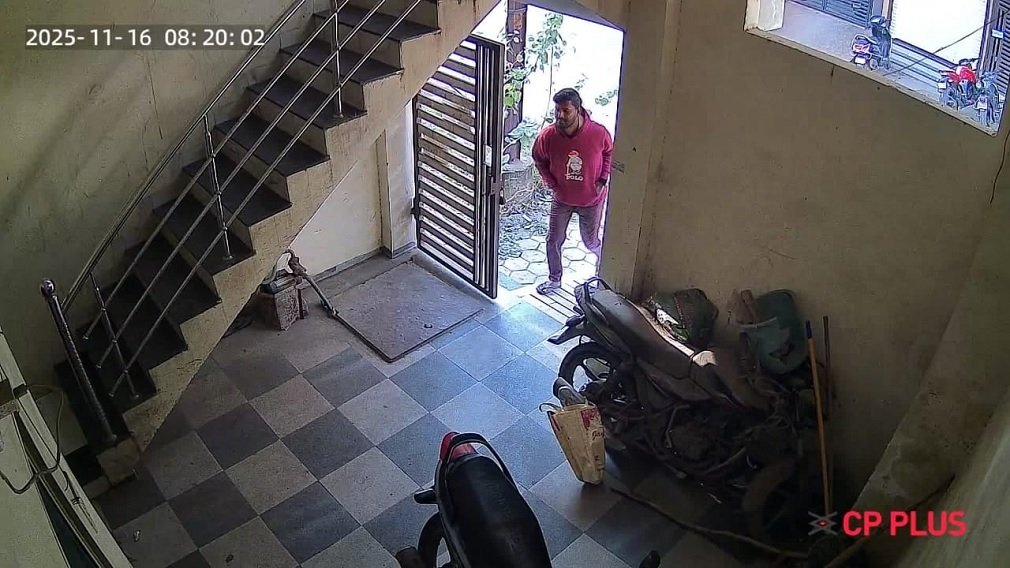 Indore Crime : इंदौर में दिनदहाड़े चोरी: छात्र के कमरे से लैपटॉप–मोबाइल पार, चोर CCTV में कैद