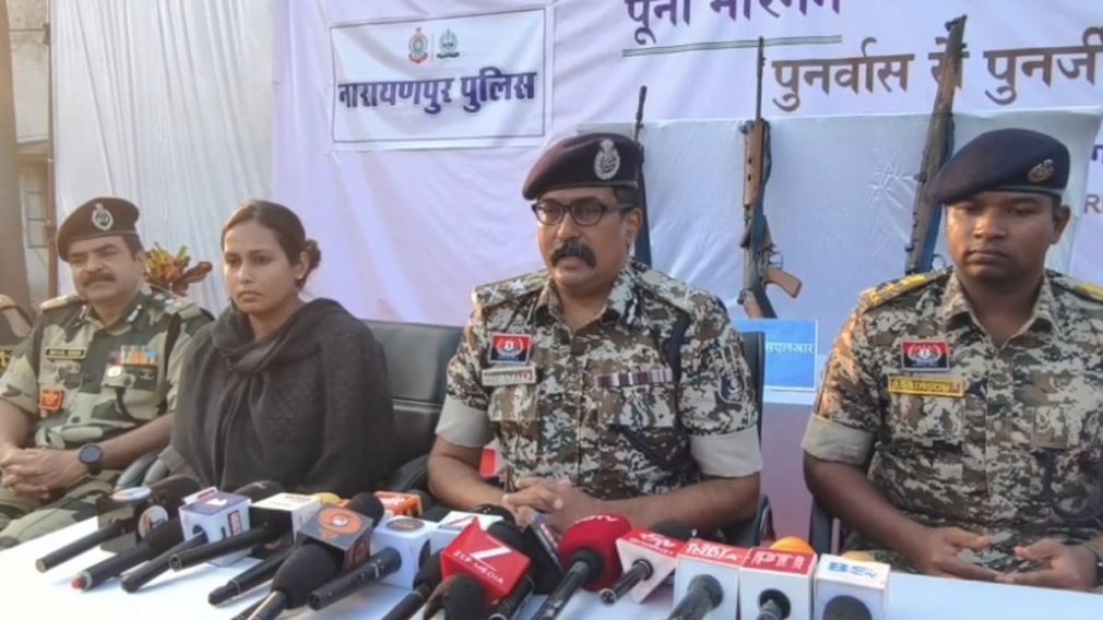 Maoists Surrender : 28 माओवादी ने डाले हथियार, IG के सामने किया सरेंडर, 89 लाख का इनाम था घोषित