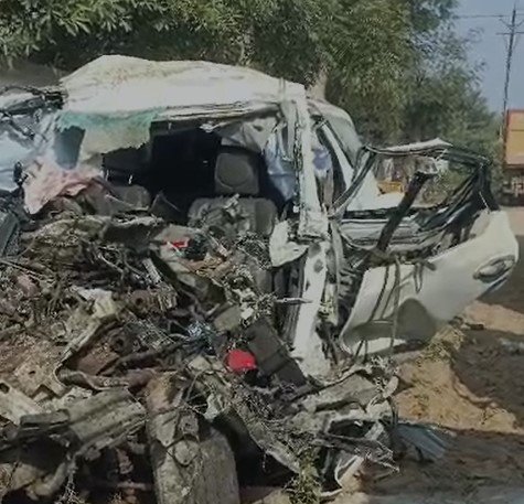 Gwalior Accident : ग्वालियर में भीषण सड़क हादसा: तेज रफ्तार फॉर्च्यूनर रेत से भरी ट्रॉली से टकराई, पांच युवकों की मौके पर मौत