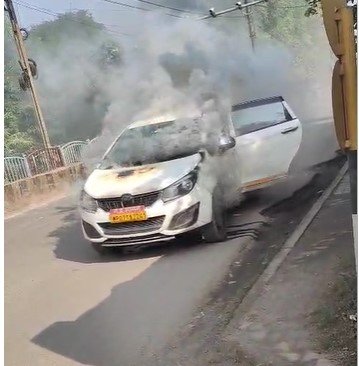 Gwalior News : चलती गाड़ी में लगी आग, अधिकारी की फैमिली बाल-बाल बची, शॉर्ट सर्किट से हादसा