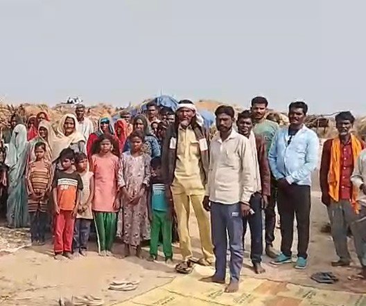 Gwalior News: आधी रात झोपड़ियां फूंकी गईं: जमीन से बेदखली के विरोध में सहरिया आदिवासियों का एसपी ऑफिस पर हंगामा