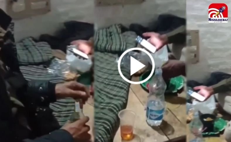 Bilaspur Constable Viral Video : मोपका चौकी के भीतर शराब पार्टी, आरक्षकों का जाम छलकाते वीडियो वायरल, जान से मारने की धमकी पर हड़कंप…