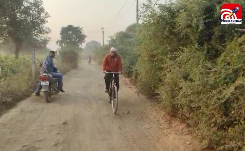 Burhanpur Road Samasya : पातोडा गाँव बदहाल सड़कों में कैद : 10 किमी दूर शहर… लेकिन हालत 50 साल पीछे…