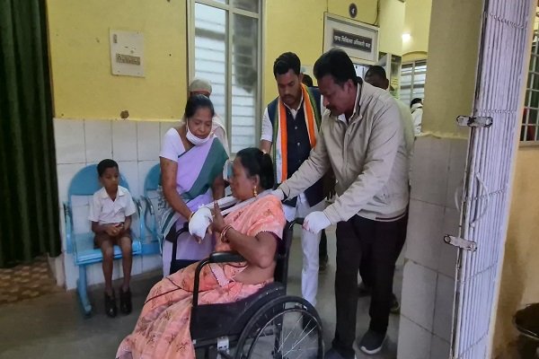 CG News : जल जीवन मिशन के गड्ढे के कारण हुआ हादसा, बड़ेडोगर में बाइक से गिरकर शिक्षिका और उसके पति हुए घायल