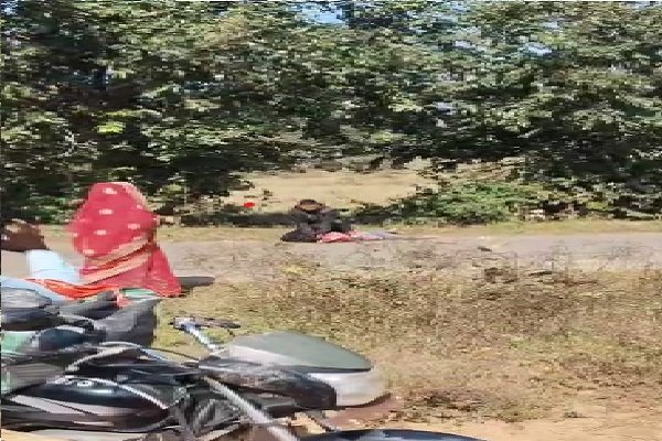 CG News : सिरफिरे युवक ने दिन दहाड़े युवती की गला रेत कर हत्या किया लोग वीडियो बनाते रहे किसी ने बचाने की कोशिश नहीं की