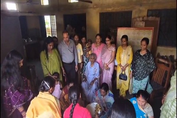 Chhattisgarh Foundation Day : नवीन कॉलोनी की शिक्षिका ने अस्पताल में मरीजों के साथ मनाया छग स्थापना दिवस