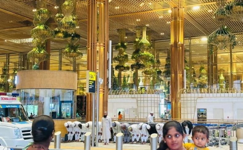 Kempegowda International Airport : बेंगलुरु एयरपोर्ट पर नमाज के वीडियो से विवाद तेज, CM सिद्धारमैया को देनी पड़ी सफाई, जानें पूरा मामला