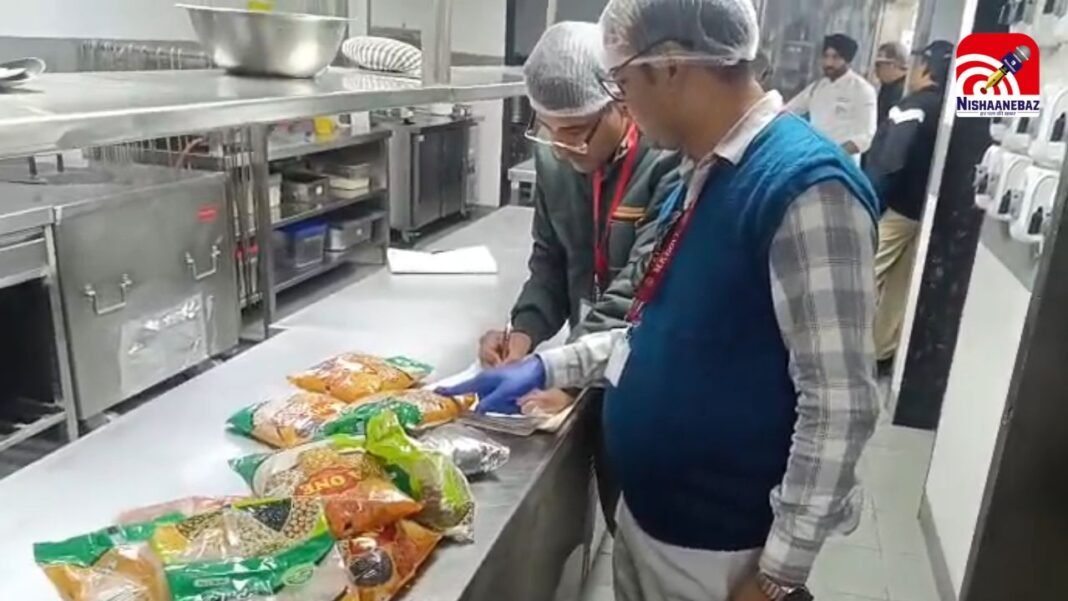 Five-Star Hotel Raid : जबलपुर के 5-स्टार होटल में बड़ा खेल : एक ही फ्रीजर में वेज-नॉनवेज, 3 दिन पुरानी ग्रेवी बरामद