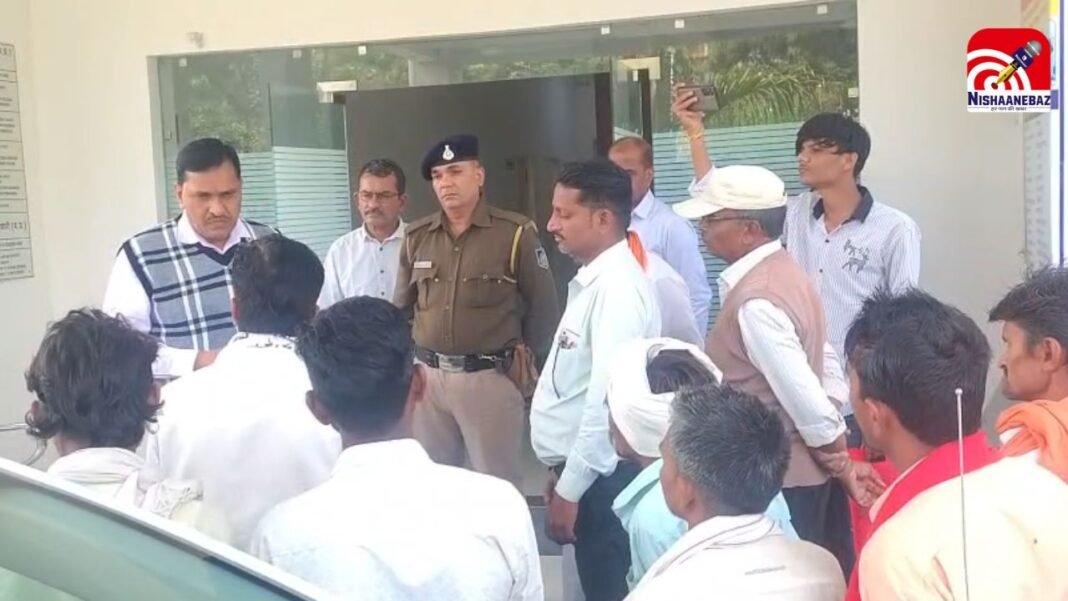 Assault and death threats : स्कूल डायरेक्टर पर मारपीट और जान से मारने की धमकी का आरोप, आदिवासी समाज सेवा संगठन ने एसपी को सौंपा ज्ञापन