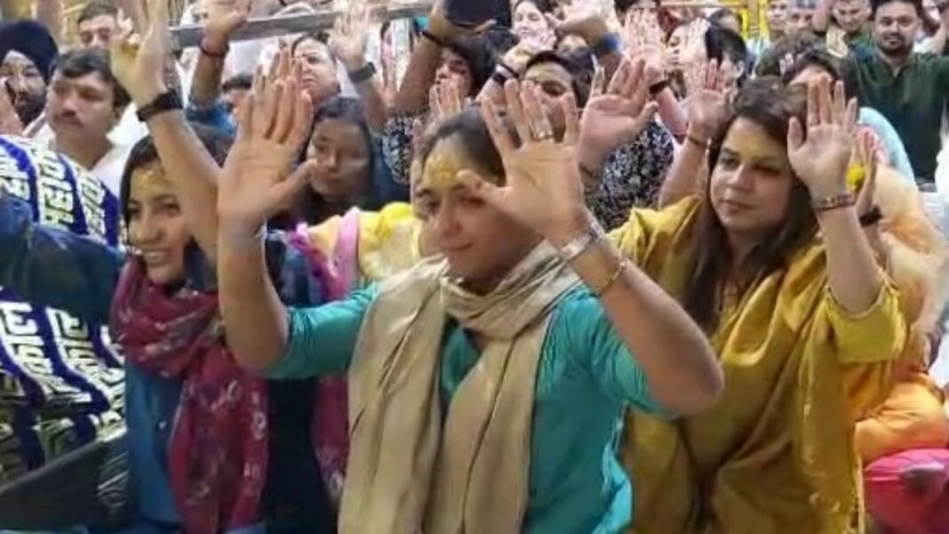 Women’s cricket team : विश्व विजेता महिला क्रिकेट टीम ने जीत के बाद महाकाल बाबा के दरबार में टेका मत्था