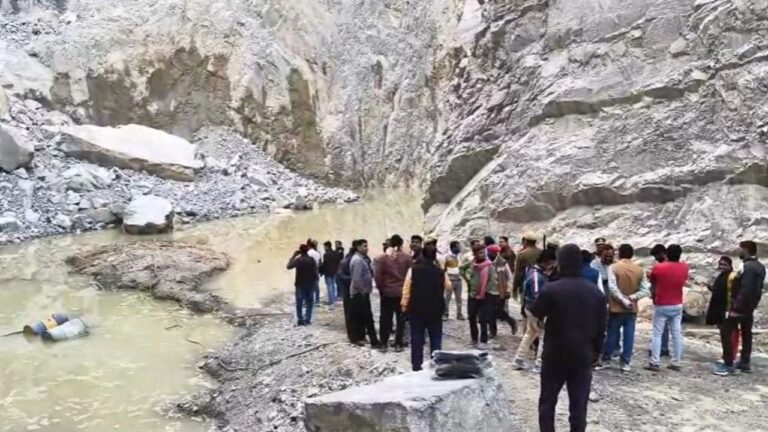 accident during mining : सोनभद्र में खनन के दौरान बड़ा हादसा : कई मजदूरों के दबे होने की आशंका, रेस्क्यू जारी