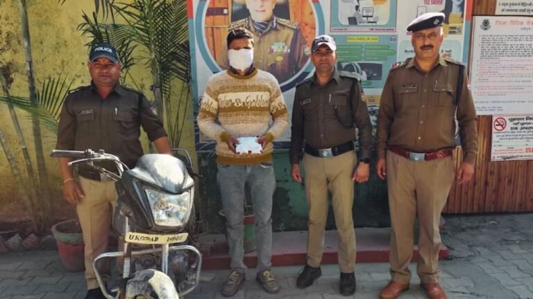 Doctor arrested with smack : चौंकाने वाला खुलासा : 52 लाख की स्मैक के साथ डॉक्टर गिरफ्तार, क्लिनिक की आड़ में कर रहा था तस्करी