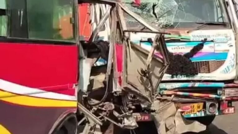 Bus and truck collision : रायगढ़ : चिराईपानी के पास बस और ट्रक की भीषण टक्कर, ड्राइवर समेत 12 यात्री घायल