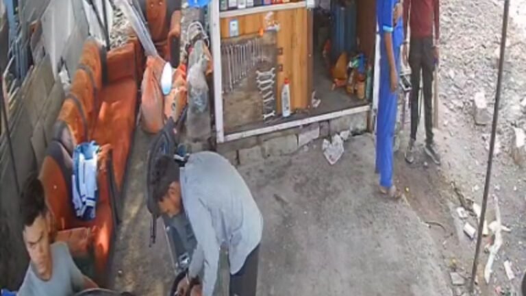 Breaking Indore : राऊ में चरित्र शंका पर विवाद, मकान मालिक ने किराएदार को चाकू मारा; CCTV फुटेज सामने