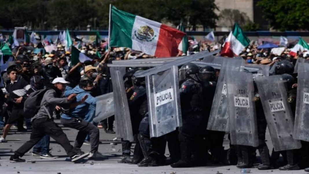 GenZ Movement : मेक्सिको में GenZ आंदोलन तेज: राष्ट्रपति निवास की दीवारें गिराईं, पुलिस से झड़प में 120 घायल