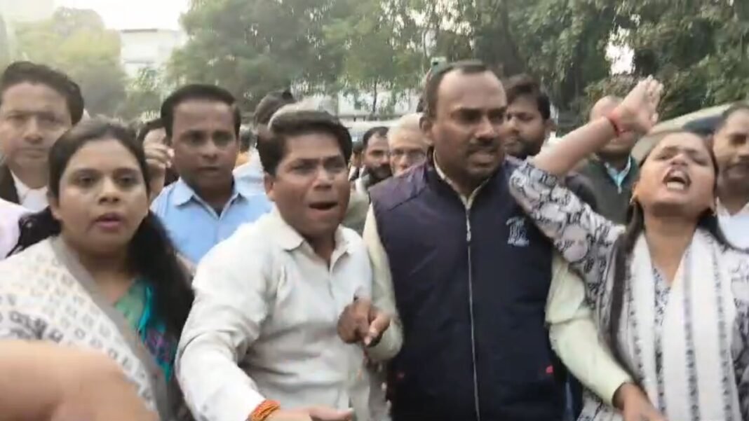 mob lynching : ‘मॉब लिंचिंग’ के बदले में हिंसा! जबलपुर में विहिप–बजरंग दल का तांडव, शहर में तनाव