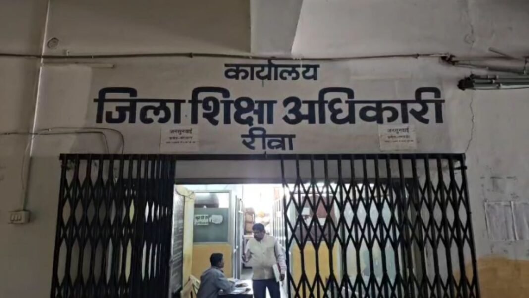 children’s day slang song : बाल दिवस पर शिक्षक ने लांघी मर्यादा : छात्राओं संग फूहड़ गीत पर लगाए ठुमके; वीडियो वायरल होने से शिक्षा विभाग में हड़कंप